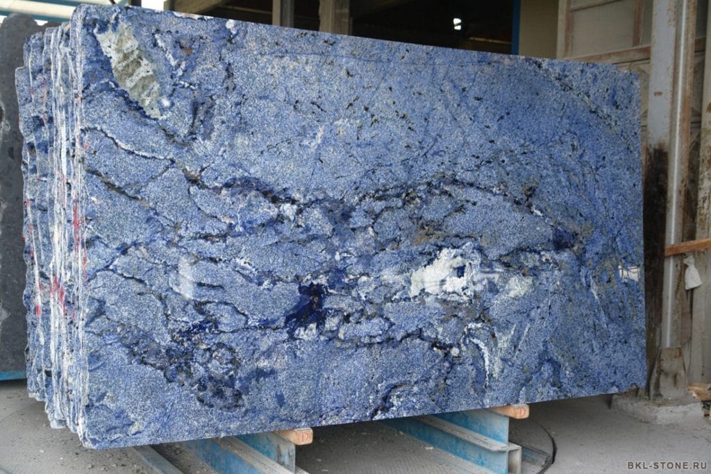 le bleu bahia est une pierre d'exception se rapprochant du marbre grâce à ses veines de couleurs plus foncées. Idéale pour donner du caractère à une salle de bain - Marbre Import
