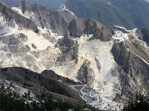 Marbre de Carrare ou Marbres de Carrare ?