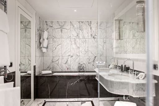 Salle de bains en marbre, toutes les possibilités à connaître