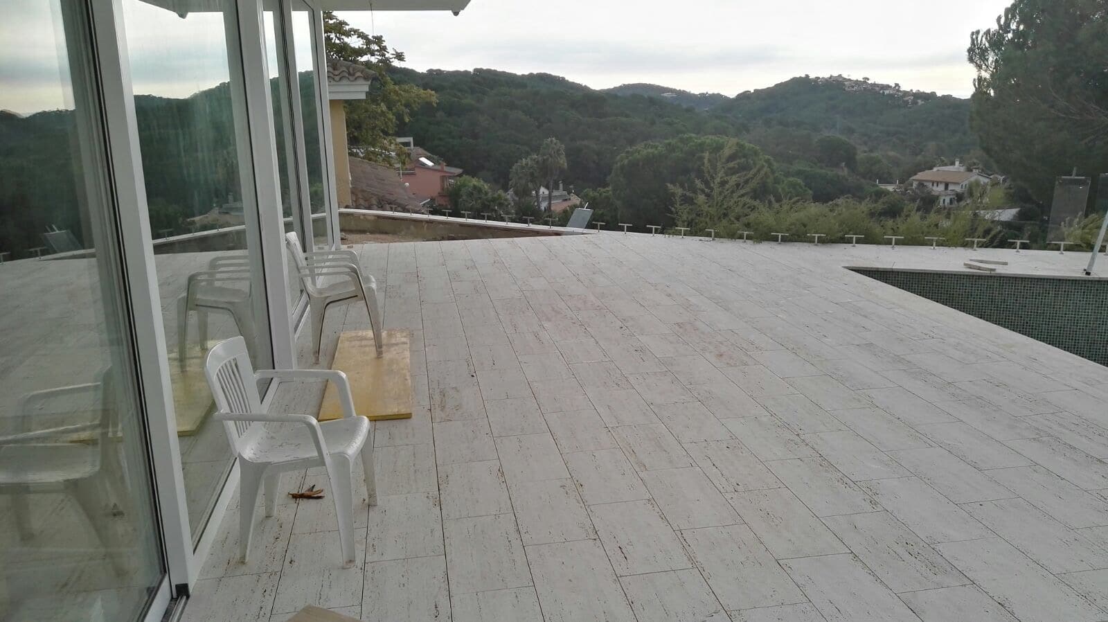 Le Travertin, une pierre naturelle idéale à l’intérieur comme à l’extérieur