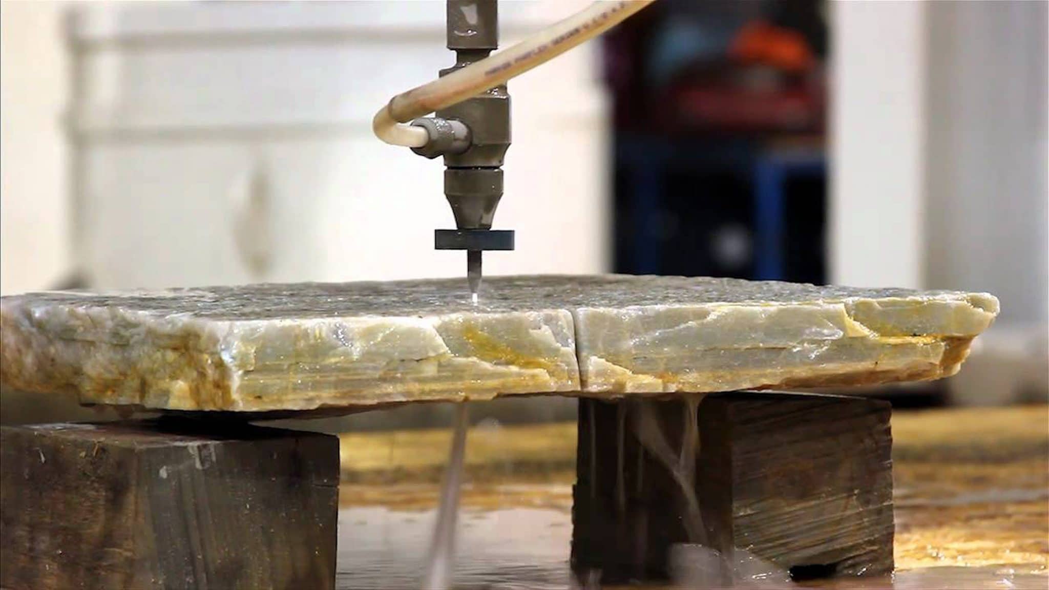 Zoom sur le water jet pour la découpe du marbre