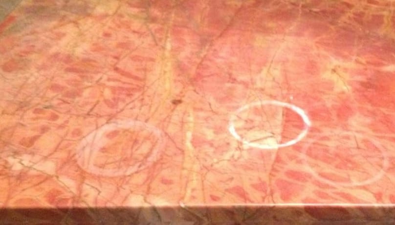 Qu’est-ce qui peut tâcher du marbre ?