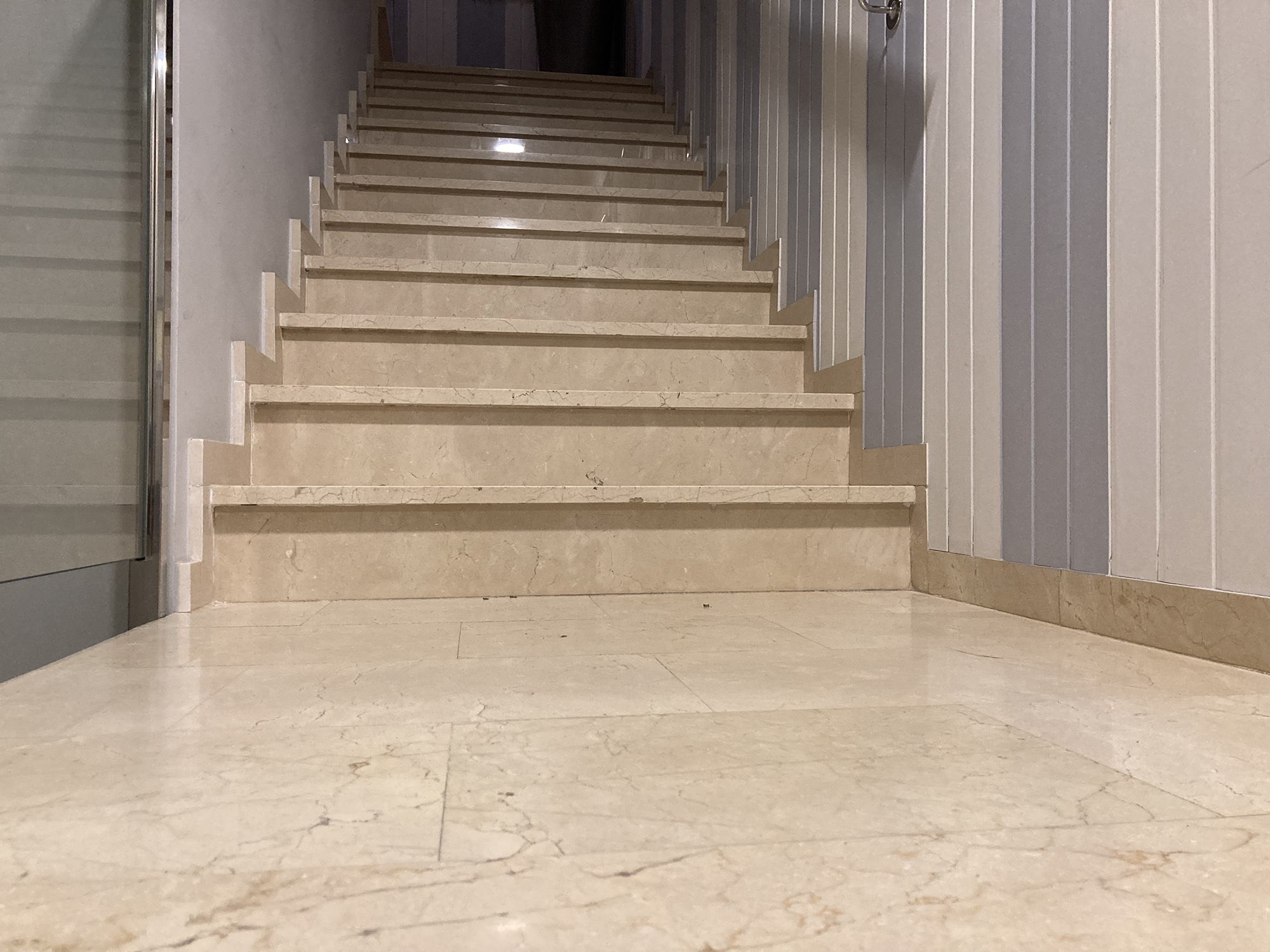 escalier en marbre crema marfil