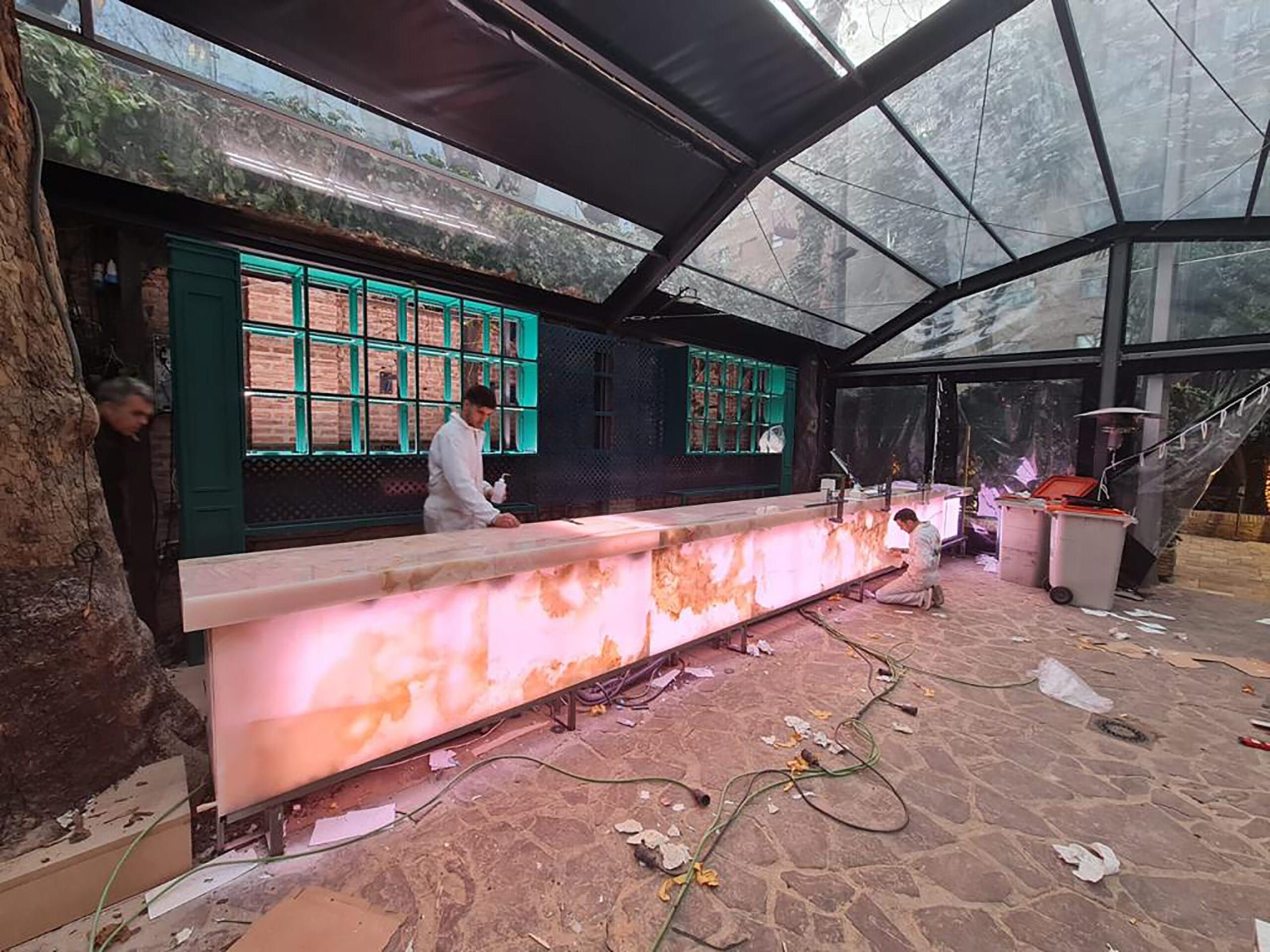 bar en onyx rose en retroeclairage