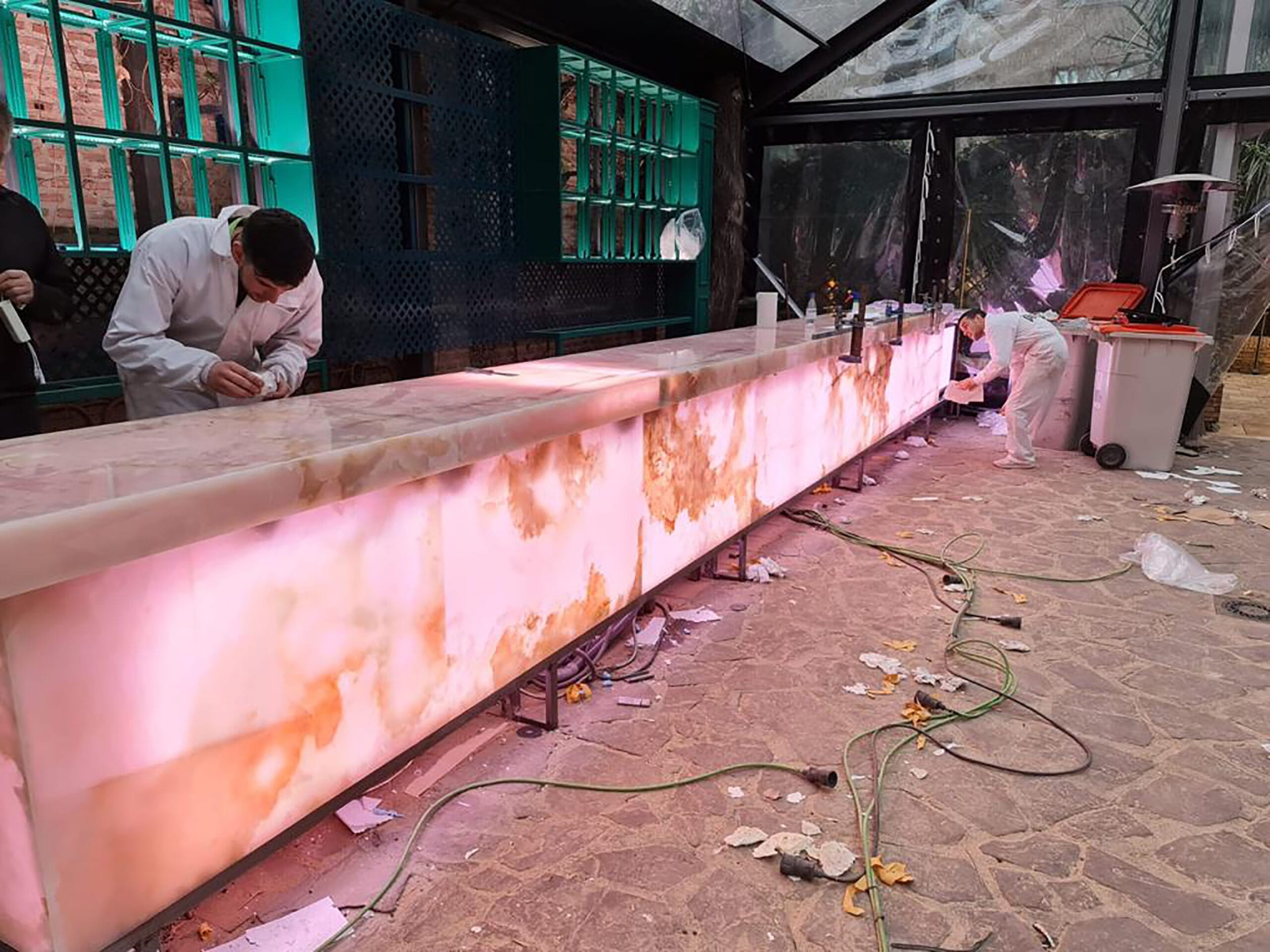 bar en onyx rose en retroeclairage