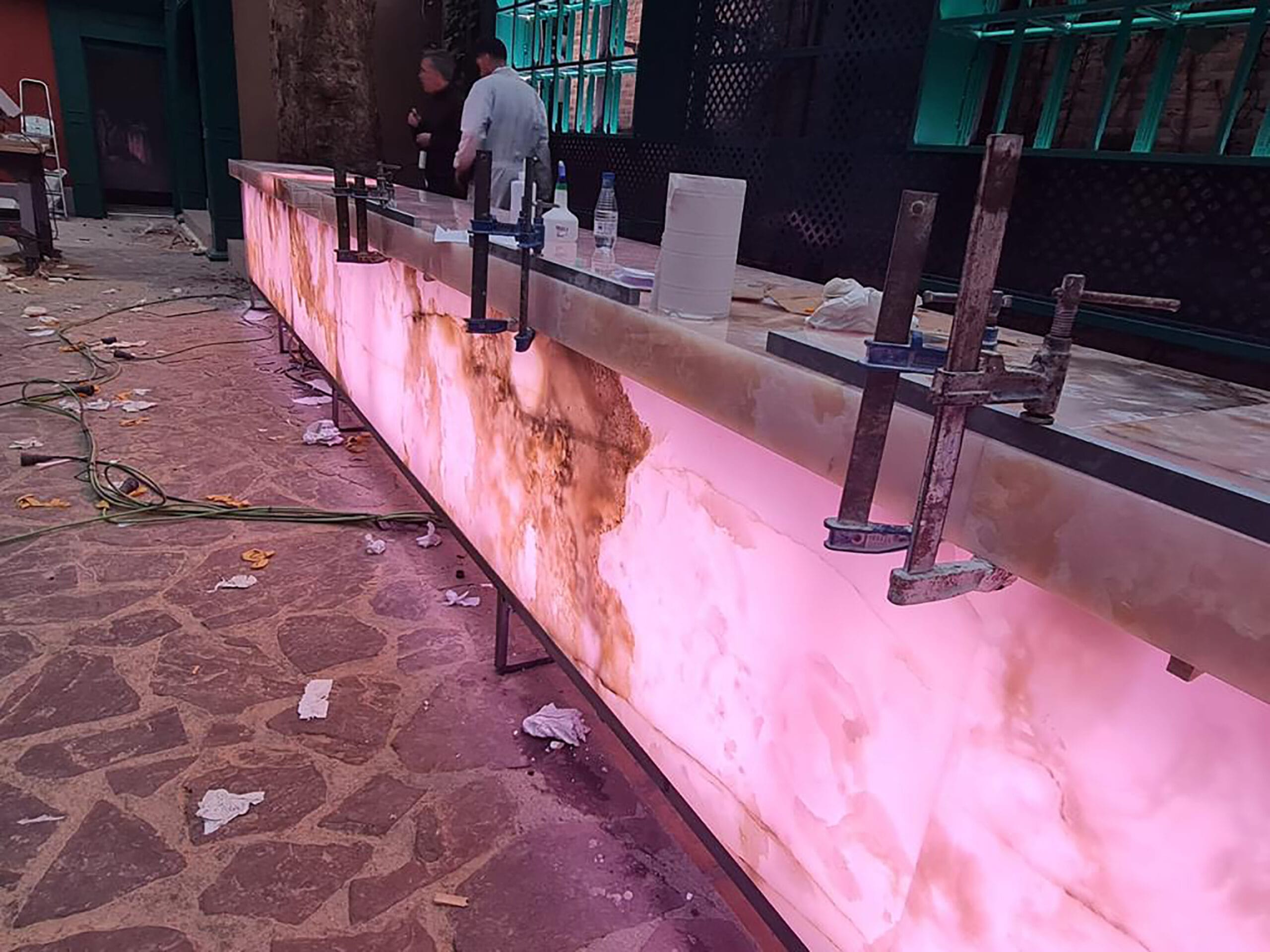 bar en onyx rose en retroeclairage