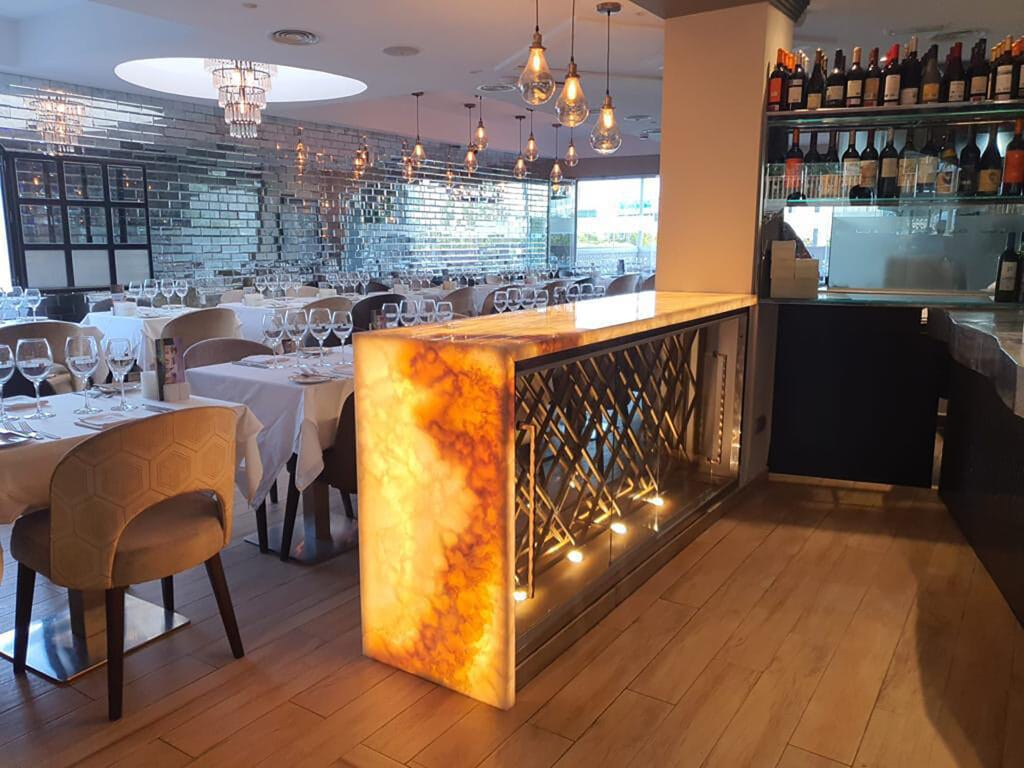 Choisir, Protéger et Embellir Votre Table en Marbre 2 Bar en Onyx Miel retroeclaire bar en marbre