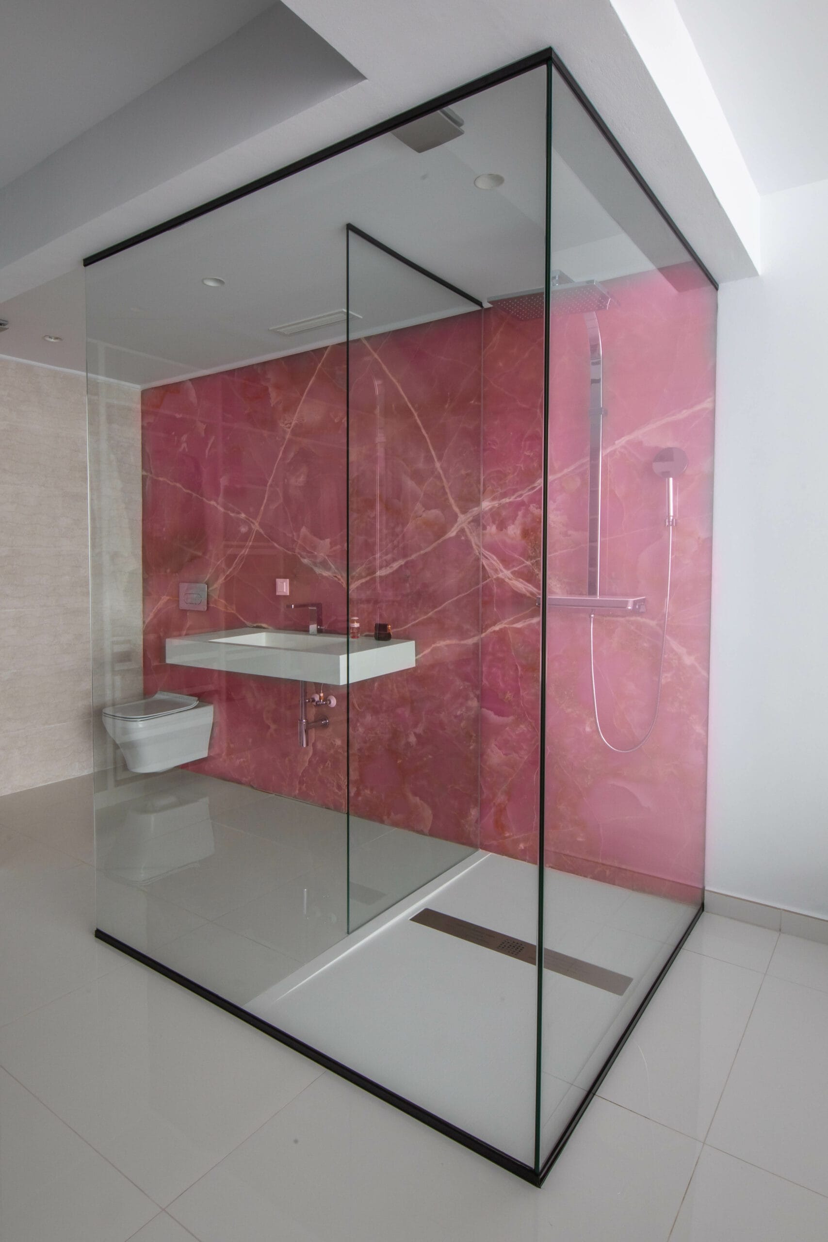 Mur de salle de bain en onyx Rose