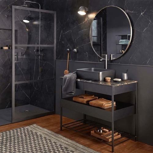 salle de bain en marbre noir