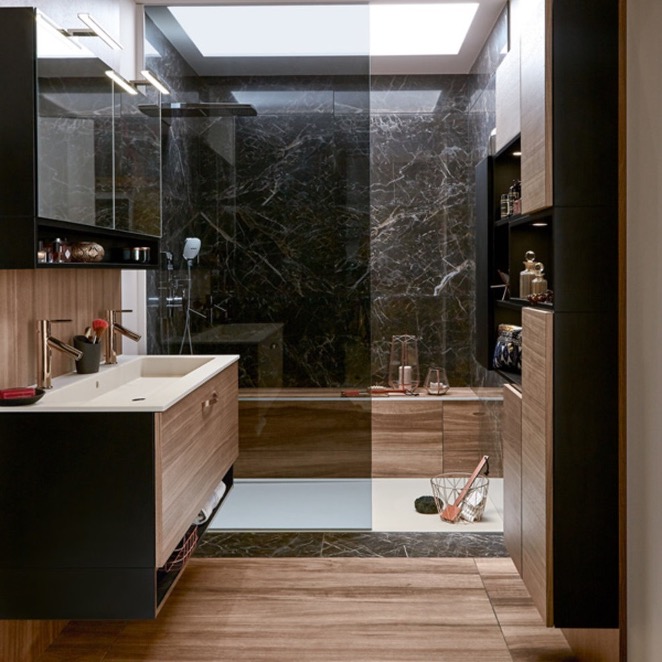 salle de bain en marbre noir et bois foncé top tendance matière 2023