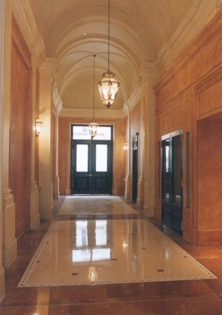hall d'entrée en marbre rouge de Vérone et blanc de carrare type c