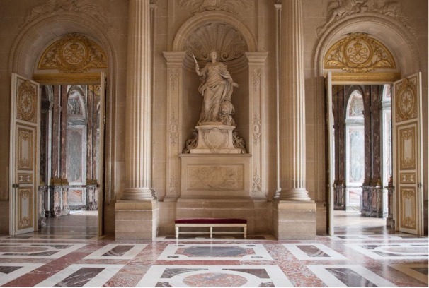 vestibule du château de Versailles en marbre