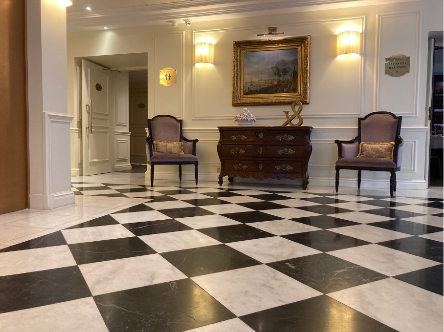 hall d'entrée hôtel en marbre noir Marquina et blanc de carrare