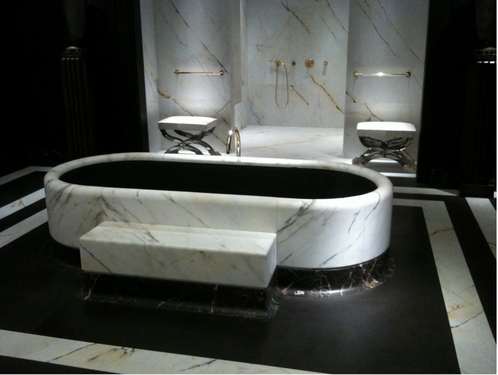salle de bain avec baignoire en marbre