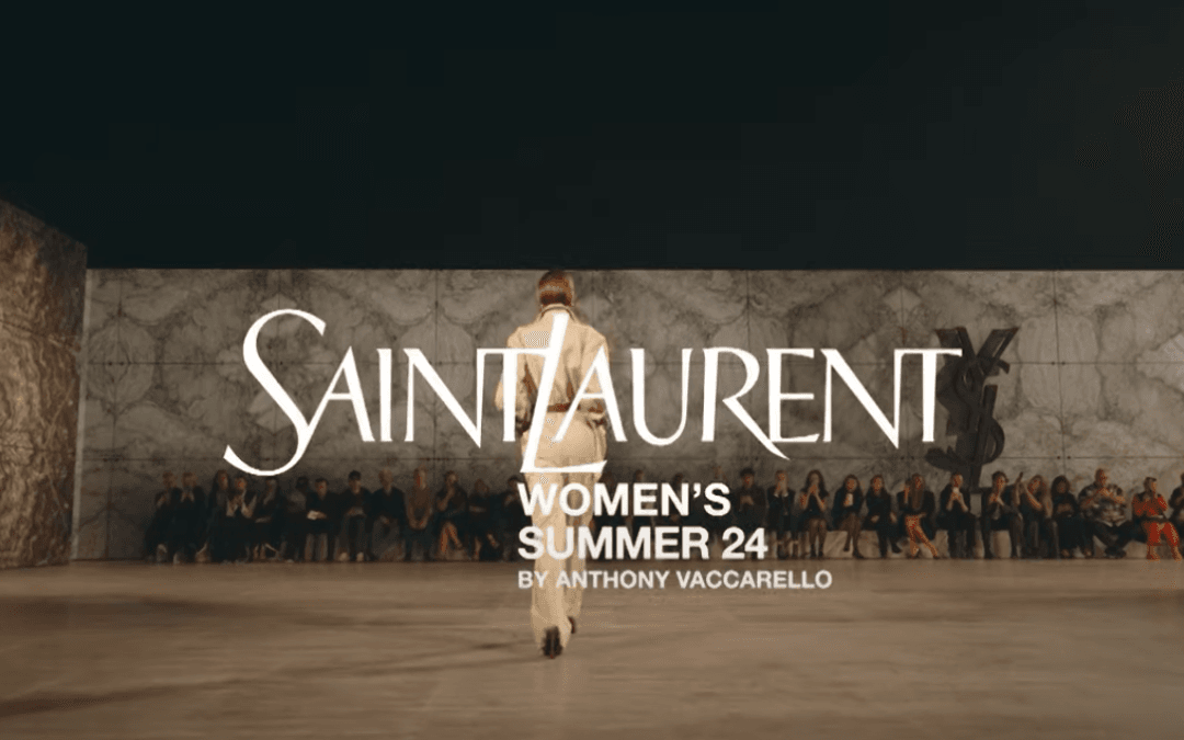 Les secrets du décor somptueux du défilé Saint Laurent printemps – été 2024 par Anthony Vaccarello