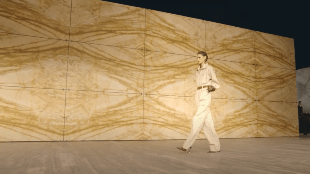 Les secrets du décor somptueux du défilé Saint Laurent printemps - été 2024 par Anthony Vaccarello 2 Capture decran 2023 10 03 a 11.04.49 Capture decran 2023 10 03 a 11.04.49 - Les secrets du décor en marbre du défilé de Saint Laurent pour la collection été automne 2024