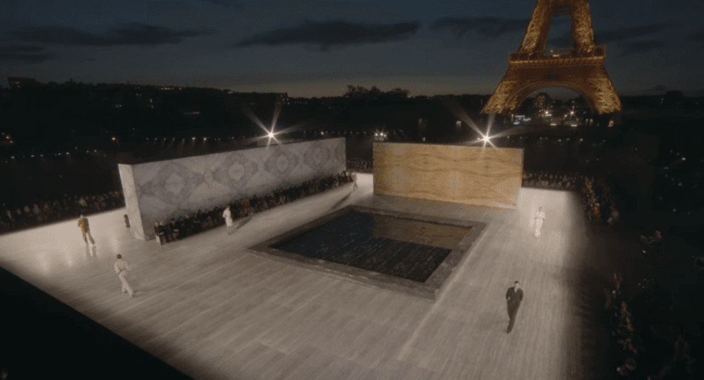 Les secrets du décor somptueux du défilé Saint Laurent printemps - été 2024 par Anthony Vaccarello 6 Capture decran 2023 10 03 a 11.09.18 Capture decran 2023 10 03 a 11.09.18 - Les secrets du décor en marbre du défilé de Saint Laurent pour la collection été automne 2024