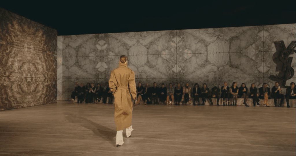 Les secrets du décor somptueux du défilé Saint Laurent printemps - été 2024 par Anthony Vaccarello 3 Capture decran 2023 10 03 a 11.10.04 Capture decran 2023 10 03 a 11.10.04 - Les secrets du décor en marbre du défilé de Saint Laurent pour la collection été automne 2024