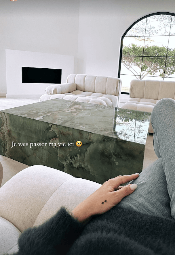Caroline Receveur : son goût pour la déco et la pierre 5 Capture decran 2024 01 22 a 14.19.22 table basse en quartzite verte