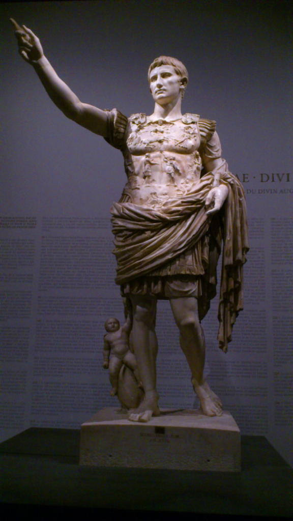 statue auguste marbre Rome antique luxe pouvoir 