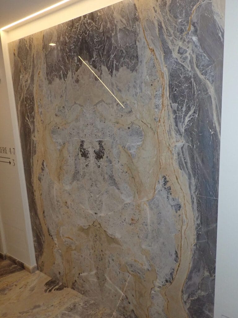 Le marbre dans l'hôtellerie 2 PA131024 marbre mur hôtel