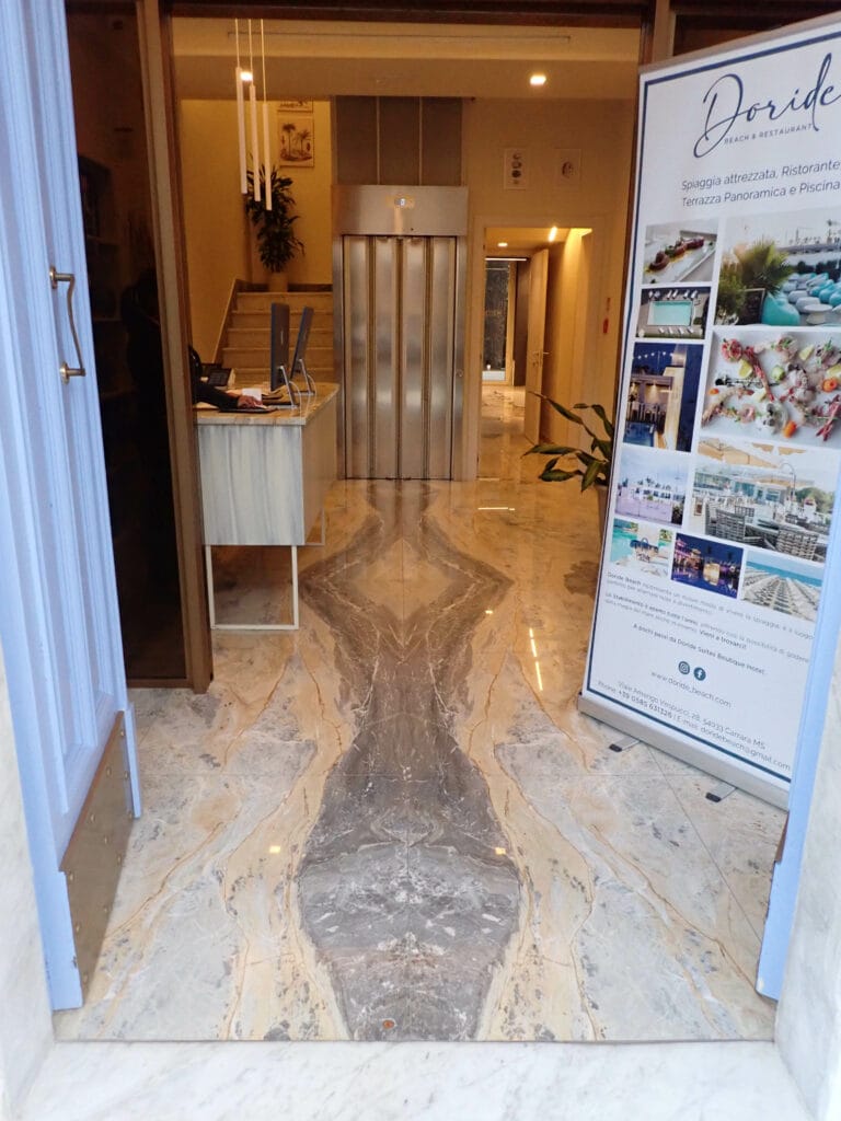 Le marbre dans l'hôtellerie 1 PA141037 entrée marbre hôtel
