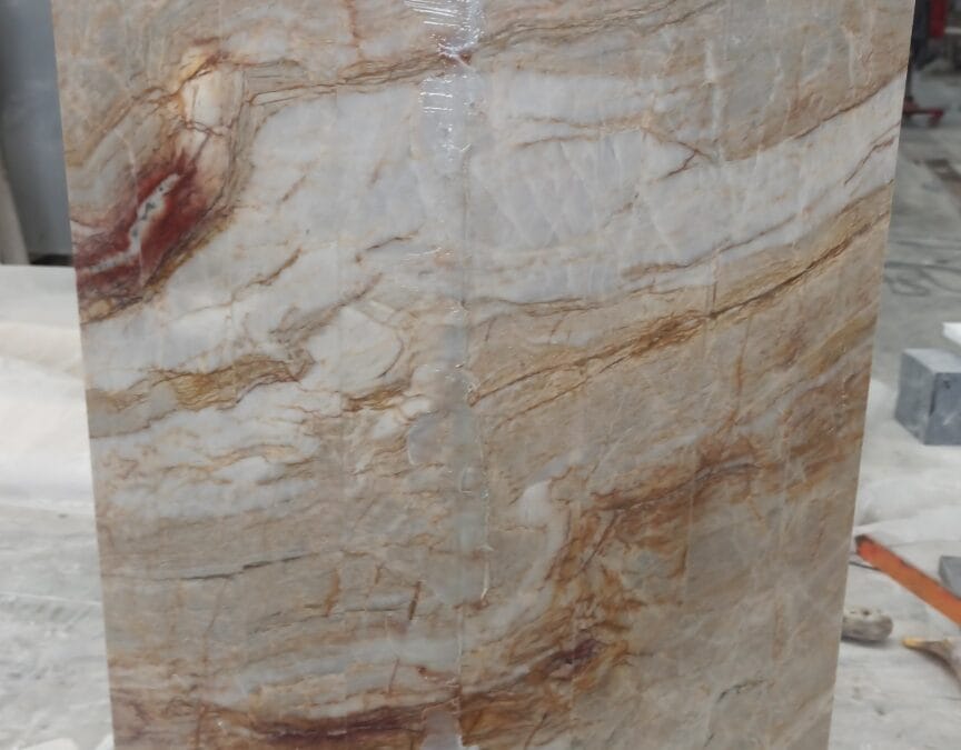 L’Art des Arrondis en Marbre et Pierre Naturelle : Masse vs Facettes