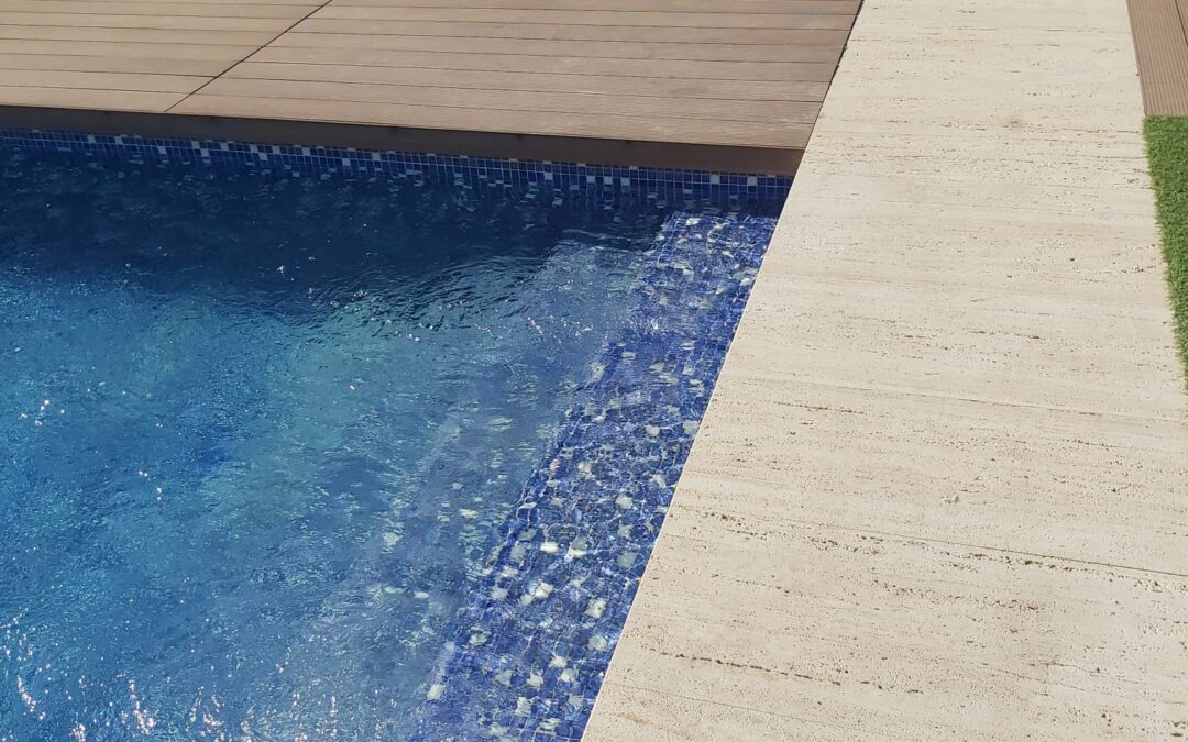 Terrasses en travertin : l’élégance intemporelle au cœur de vos extérieurs