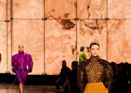 Onyx Rose naturel : l’élégance minérale au coeur du défilé Saint Laurent Hiver 2025