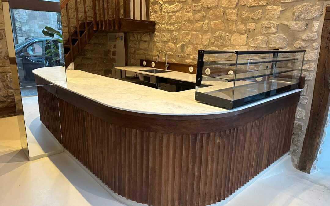 L’alliance bois et pierre naturelle dans un bar haut de gamme