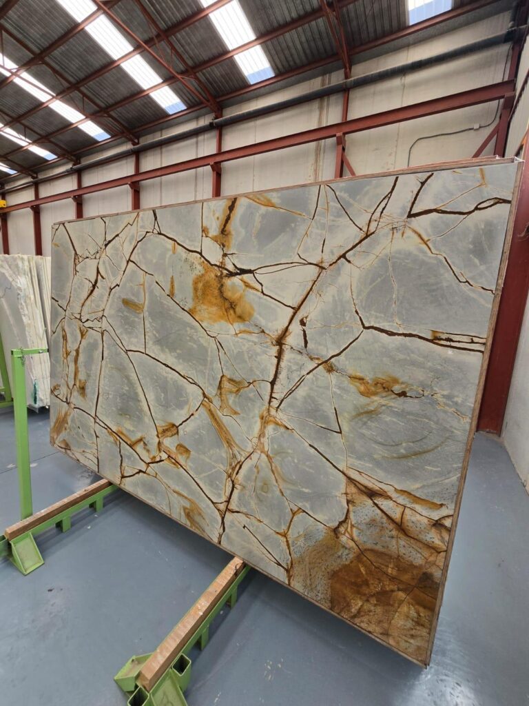 Salle de bain en quartzite : élégance, résistance et nature au quotidien 4 Quartzite Bleu Salle de bain en quartzite : élégance, résistance et nature au quotidien