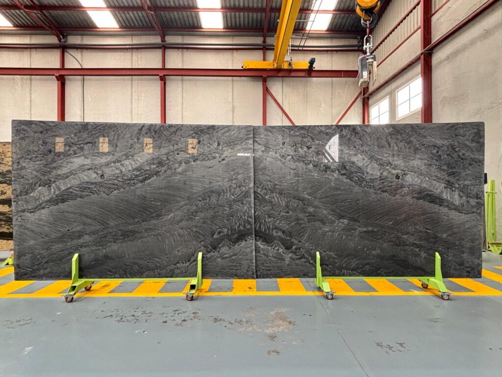 Salle de bain en quartzite : élégance, résistance et nature au quotidien 3 Quartzite Grise en livre ouvert Salle de bain en quartzite : élégance, résistance et nature au quotidien