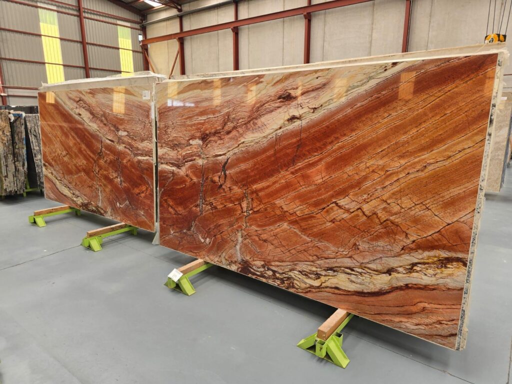 Salle de bain en quartzite : élégance, résistance et nature au quotidien 2 Quartzite Rouge en Livre ouvert Salle de bain en quartzite : élégance, résistance et nature au quotidien