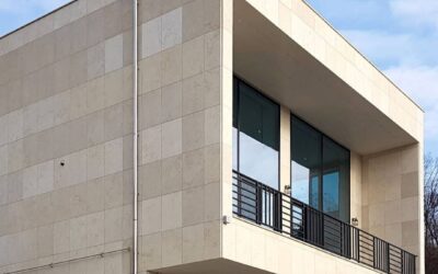 Pierre naturelle en façade : attachée, collée ou massive, quelle solution choisir ?