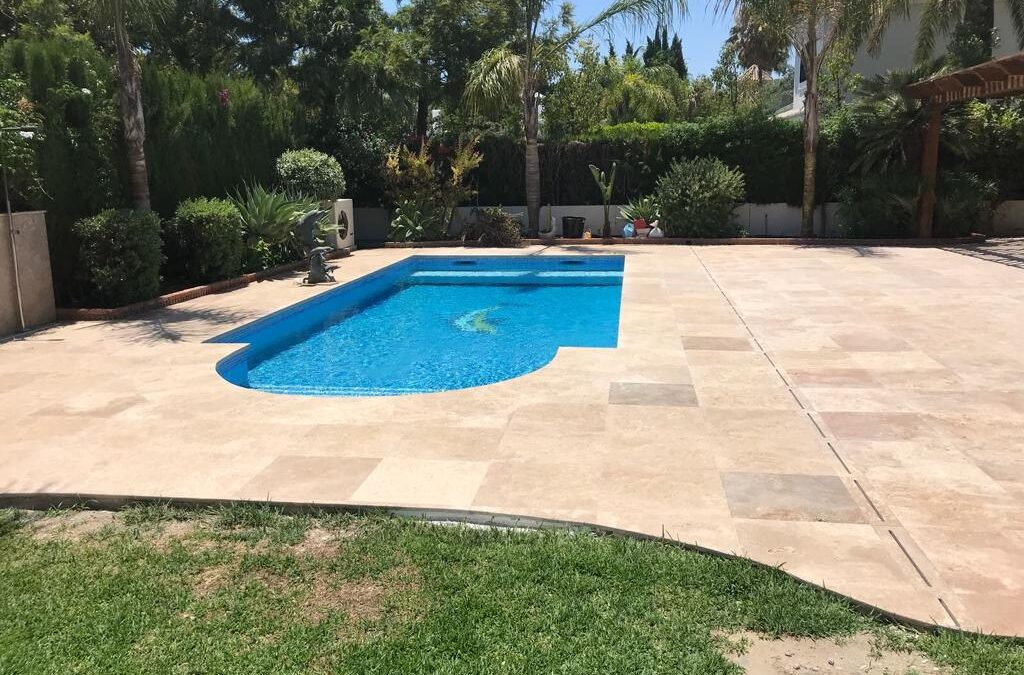 Extérieur – intérieur : prolonger l’usage de la pierre naturelle dans une architecture fluide et biophilique