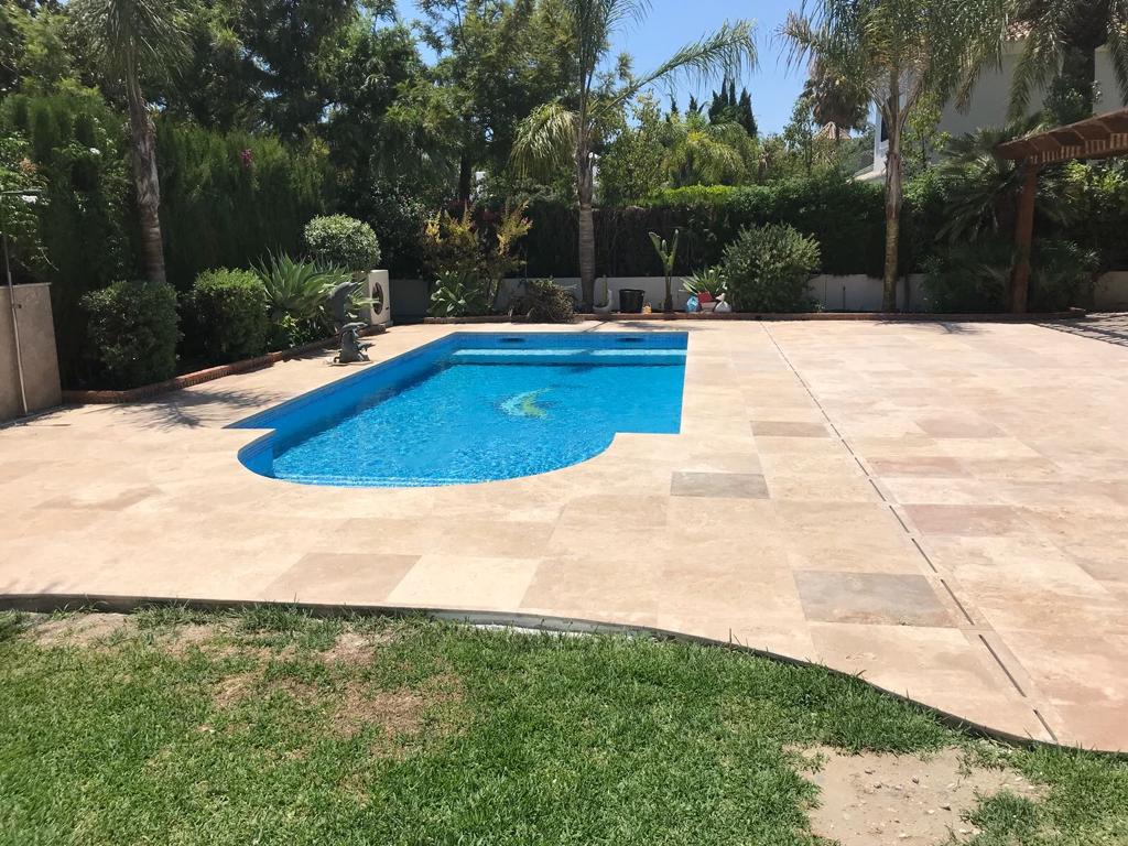 Pierre naturelle claire pour terrasse, piscine et ambiance bord de mer