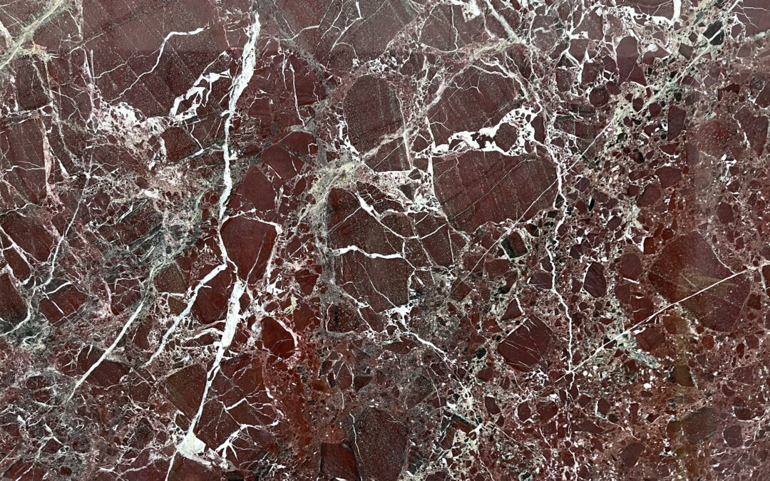Le Marbre Rouge Levanto : L’Élégance Impériale au Service du Design Moderne