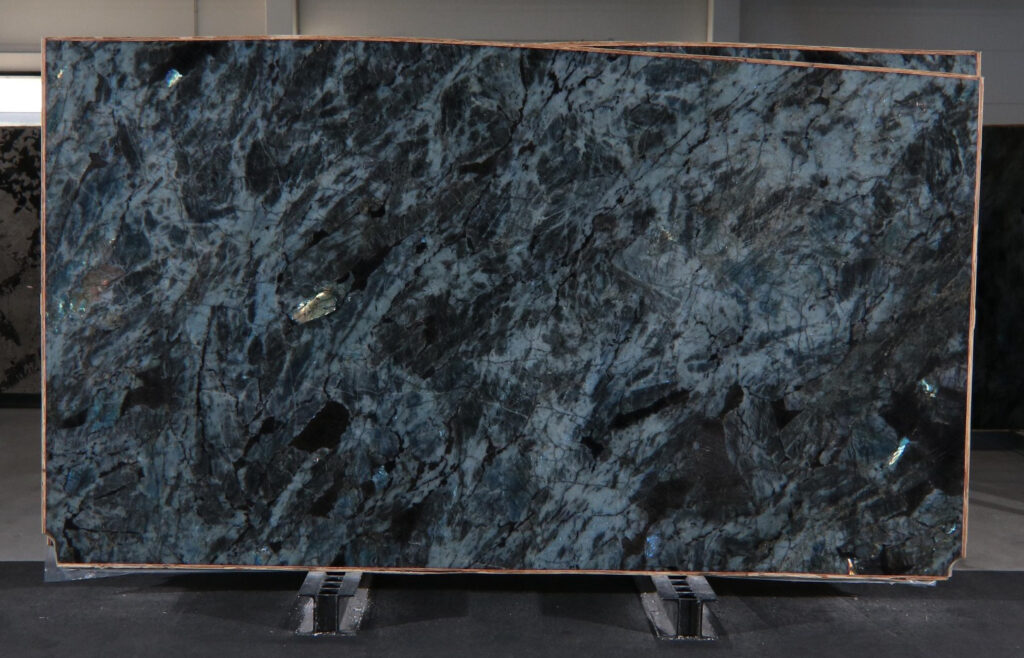 Le Guide Ultime du Granit Lémurien Bleu de Madagascar (Labradorite Bleue)