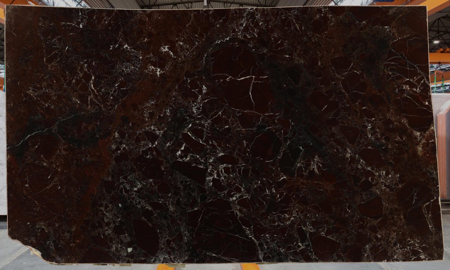 Tranche de marbre Rouge Lepanto avec veinage clair