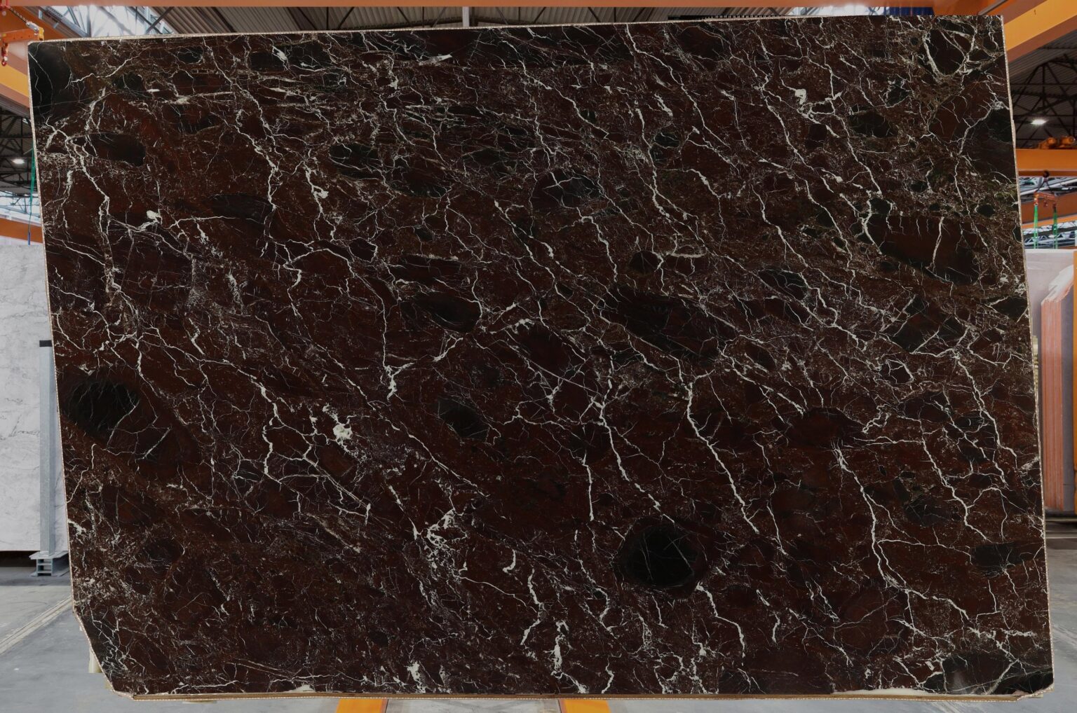 Marbre Rouge Lepanto en tranche pour projet sur mesure