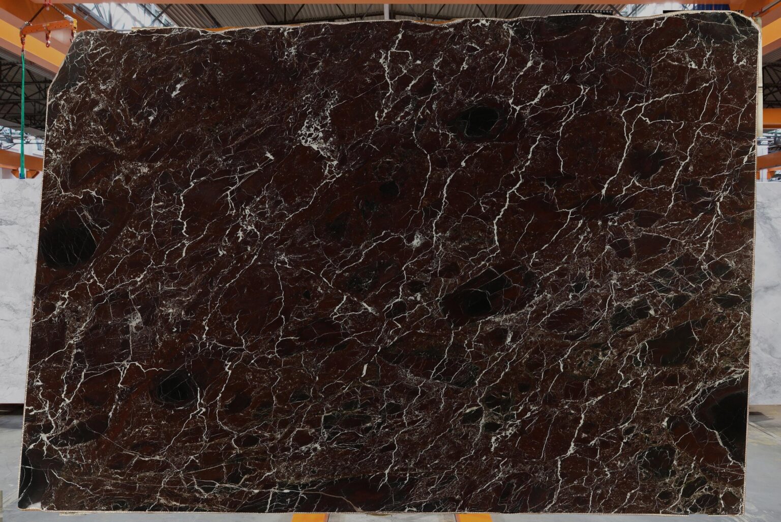Dalle de marbre Rouge Lepanto avec veinage marqué