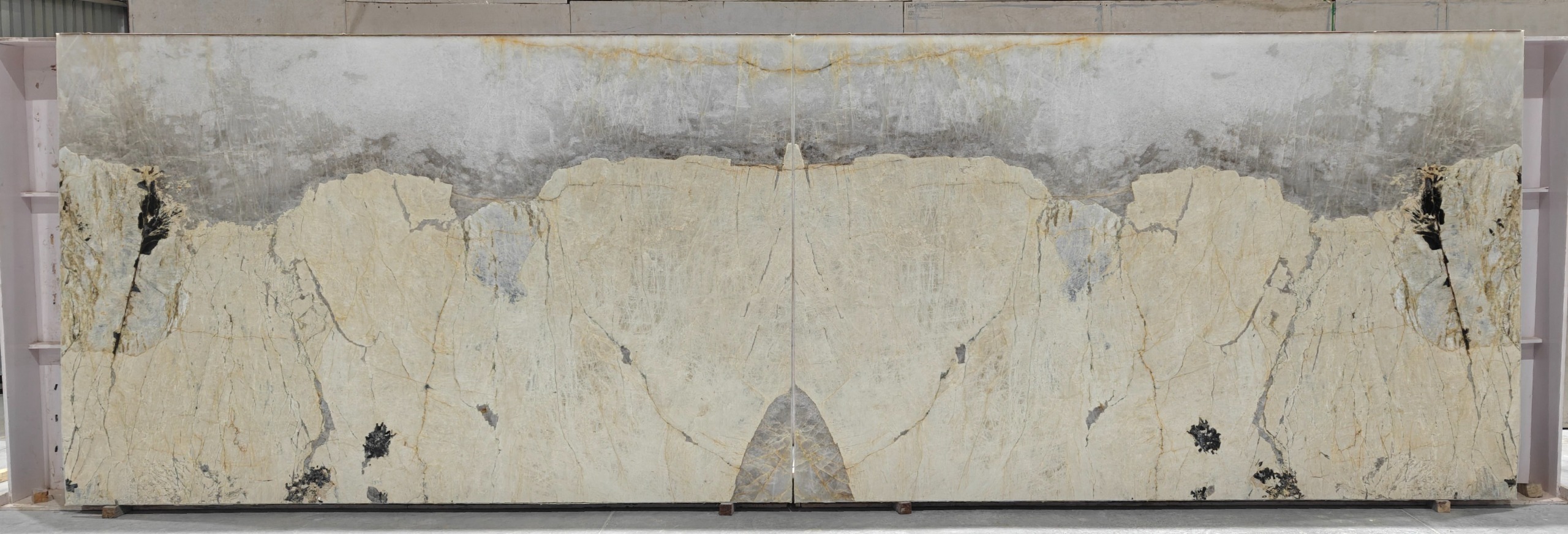 Quartzite haut de gamme en livre ouvert pour projet architectural à Bordeaux