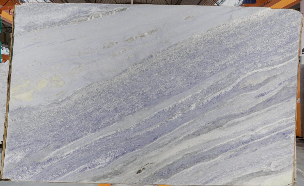 Calcite bleue : vertus, bienfaits et idées déco pour l'intégrer chez soi 1 Calcite Bleue 03904 A Slab 19 Pierre calcite bleue décorative avec veinage minéral naturel