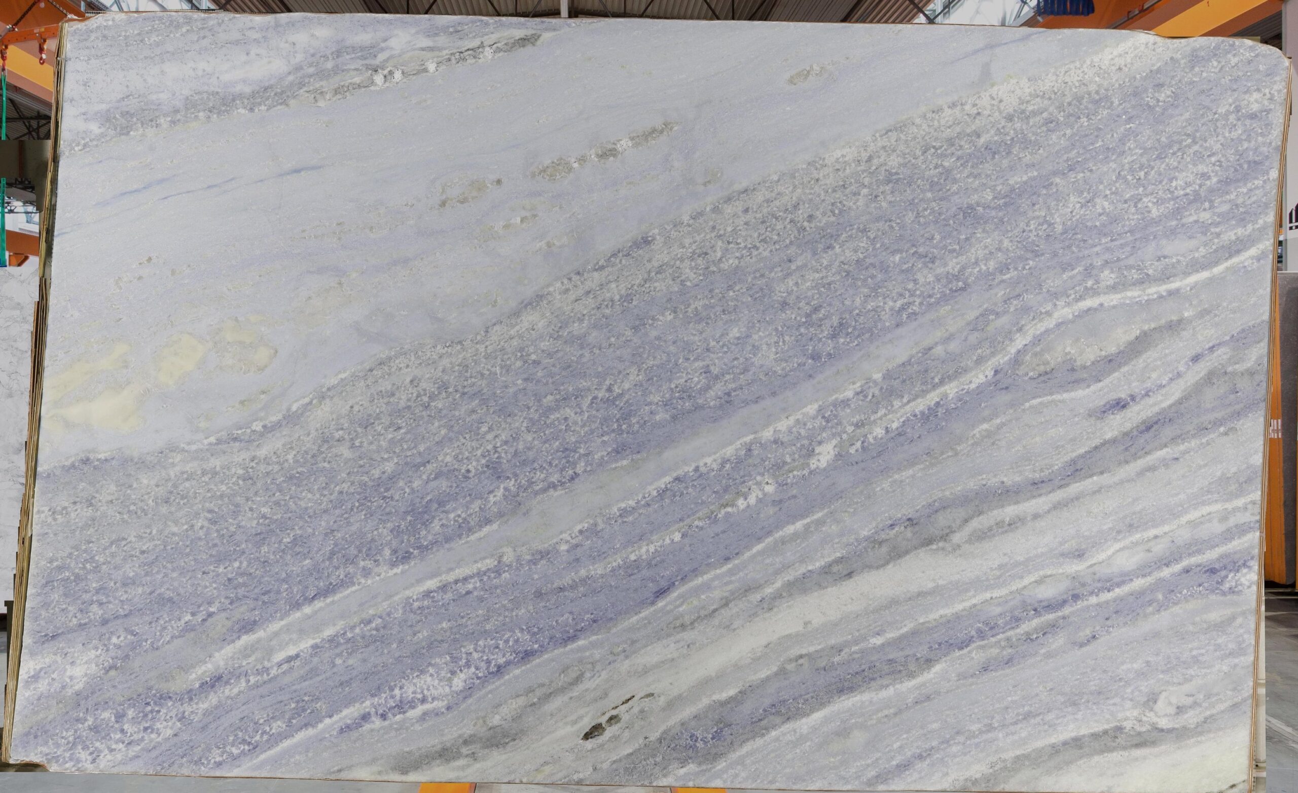 Calcite Bleue 3 Calcite Bleue 03904 A Slab 19 scaled Pierre calcite bleue décorative avec veinage minéral naturel