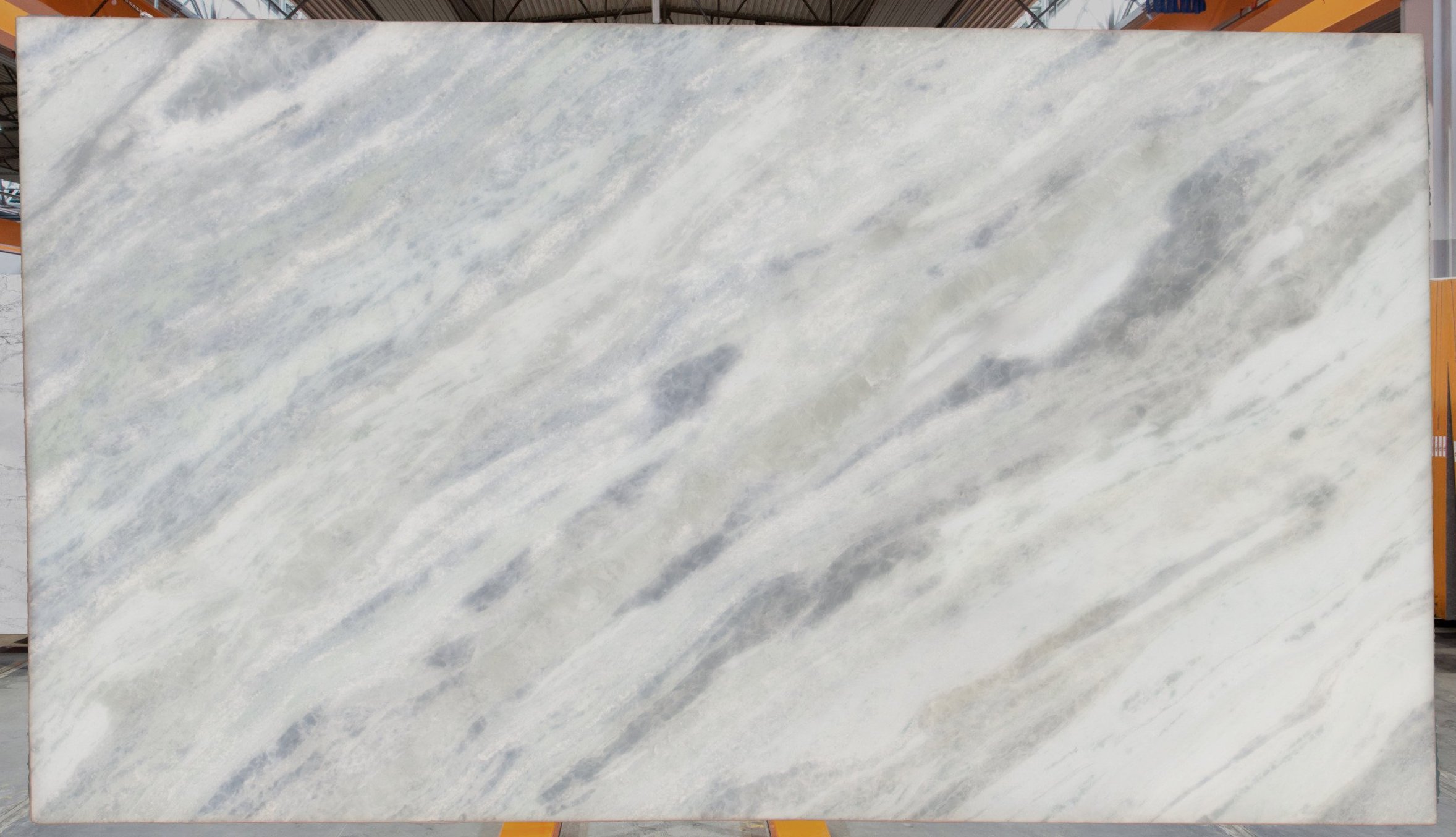 Calcite Bleue 2 Calcite Bleue 09385 Slab 50 Calcite bleue en tranche avec nuances bleues et zones translucides