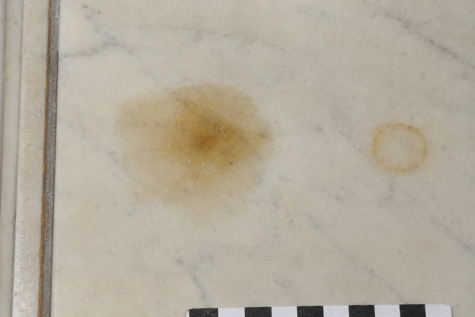 Diagnostic : taches sur marbre et pierre naturelle 1 MIU PHO P1 081 diagnostic taches sur marbre et pierre naturelle Symptôme observé sur pierre avec zone saine de comparaison — Diagnostic : taches sur marbre et pierre naturelle