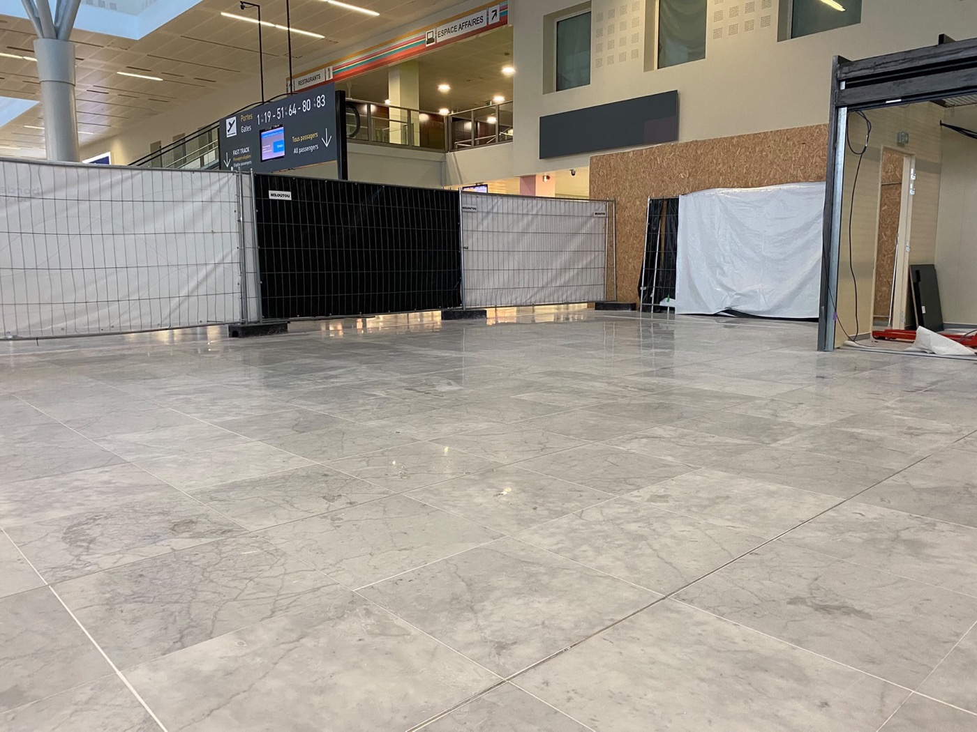 Marble and Natural-Stone Restoration in Bordeaux 1 poncage marbre carrare aeroport Restored Carrara marble floor at Bordeaux Airport