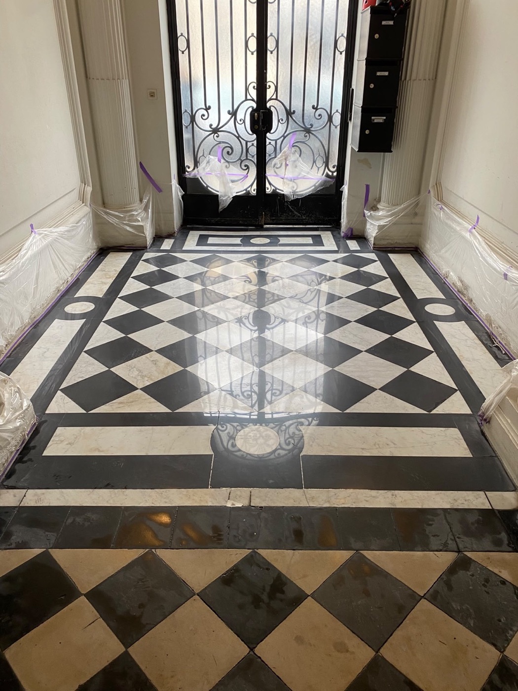 Marble and Natural-Stone Restoration in Bordeaux 3 renovation hall damier noir blanc Restored entrance hall with a black-and-white marble chequerboard floor