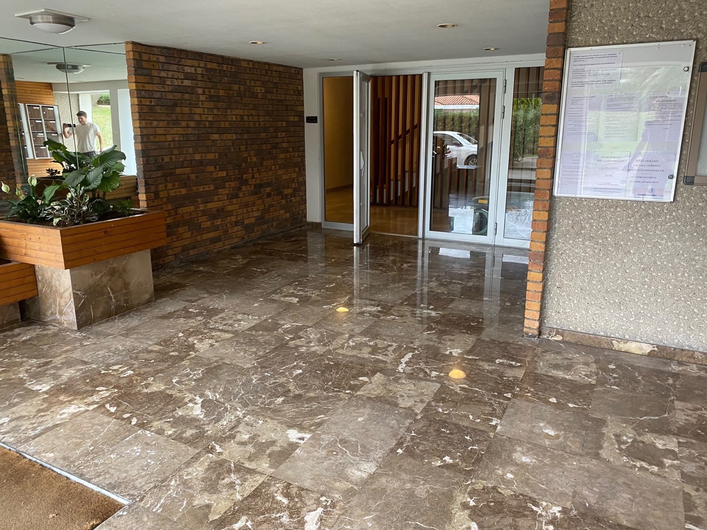 Marble and Natural-Stone Restoration in Bordeaux 2 renovation hall marbre dark emperador Restored entrance hall with Dark Emperador marble flooring