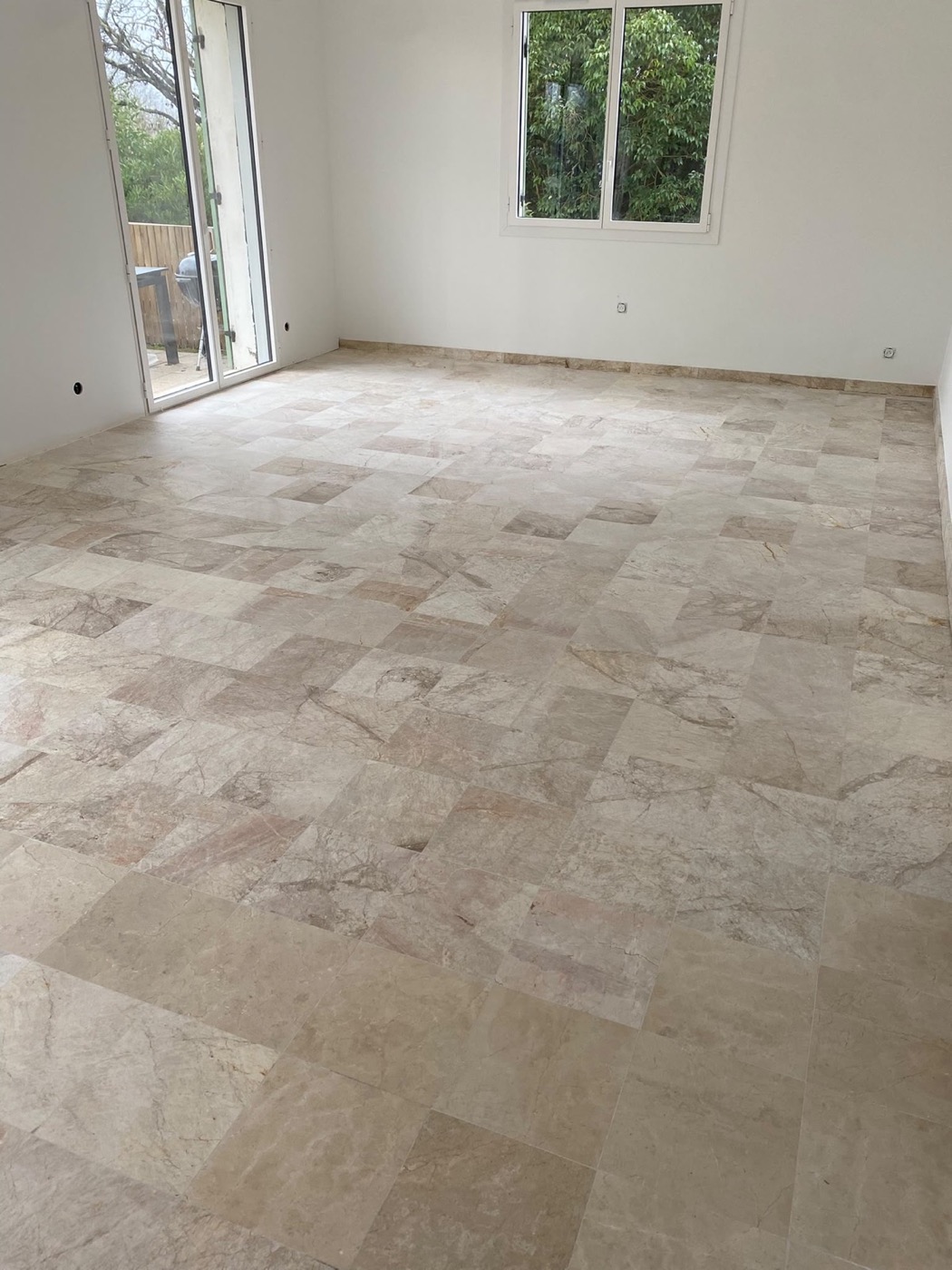 Marble and Natural-Stone Restoration in Bordeaux 5 renovation salon marbre Restored living room with light marble flooring